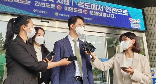 고 손정민 친구 A씨 측 변호인이 허위사실을 유포한 유튜버 채널 '종이의TV'를 대상으로 경찰에 고소장을 제출했다.    연합뉴스